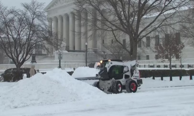अमेरिका में जबरदस्त ठंड और बर्फ से हालात बिगड़े, आधी आबादी घरों में कैद