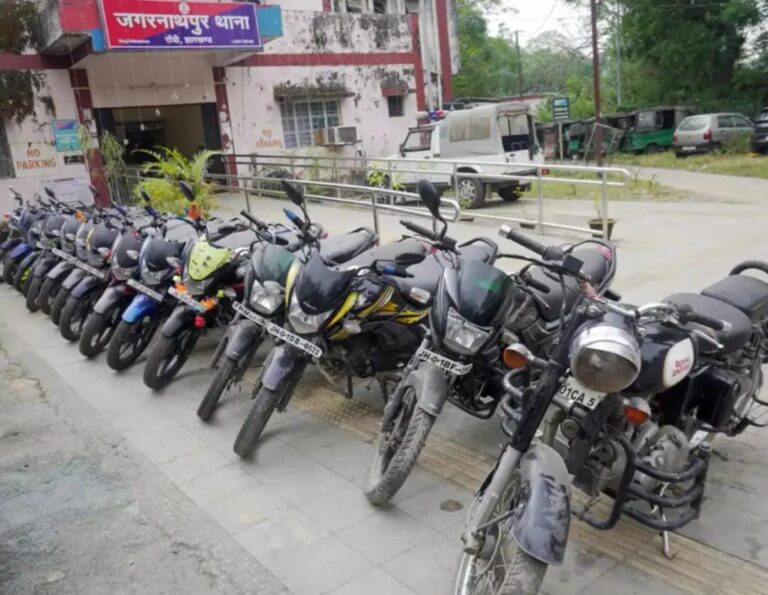 रांची में अंतर्राज्यीय बाइक चोर गिरोह का भंडाफोड़, तीन आरोपी गिरफ्तार, 8 बाइक बरामद