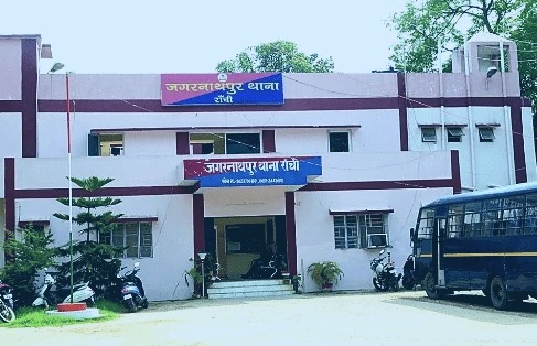 घर से निकलते ही घेरकर पीटा, धारदार हथियार से फोड़ा सिर, चार पर केस