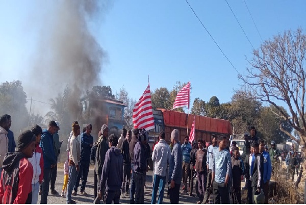 खूंटी बंद से ठप हुई ज़िंदगी, सोम मुंडा की हत्या पर फूटा ग्रामीणों का गुस्सा