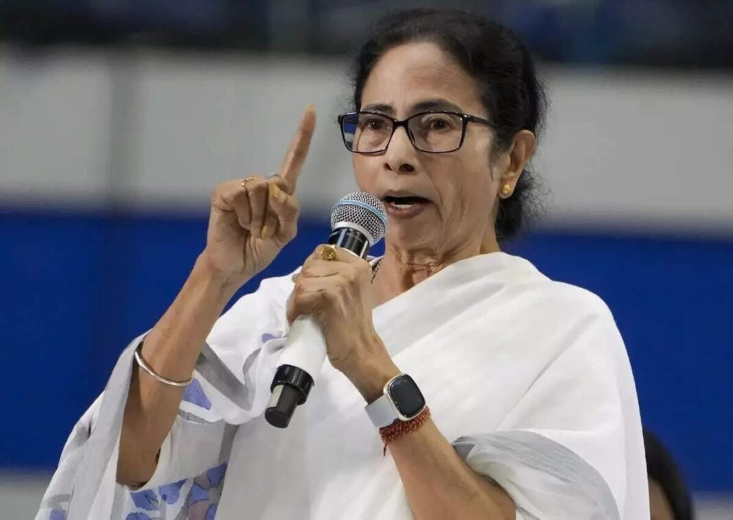 I-PAC दफ्तर पर ED की रेड से मचा सियासी घमासान, मोदी सरकार पर बरसीं ममता बनर्जी