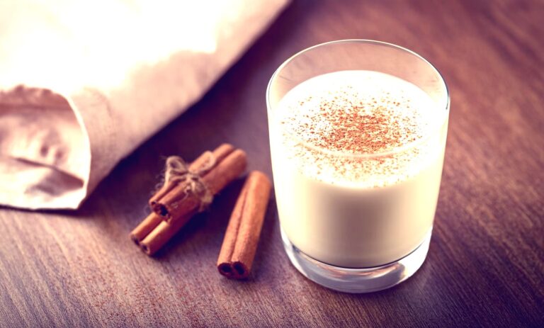 सर्दी में थकान और आलस से हैं परेशान? दूध में मिलाएं ये चीजें, मिलेगा जबरदस्त एनर्जी