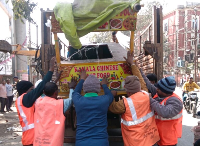 डोरंडा में चला नगर निगम का बुलडोजर, ठेले-खोमचे जब्त, सड़क हुई खाली