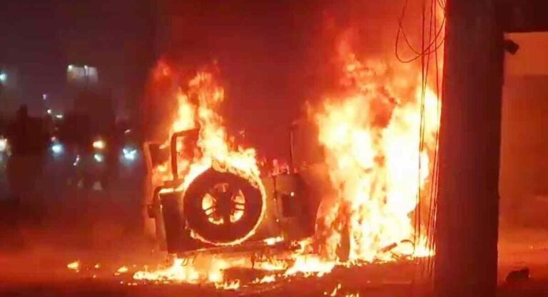 पटना में बेकाबू थार का तांडव, सड़क किनारे खड़े लोगों को कुचला, गाड़ी फूंकी गई