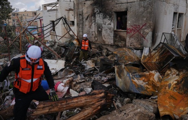 मिडिल ईस्ट में 30 दिन से जंग तेज, ईरान का डिमोना अल्टीमेटम, होर्मुज में घिरा अमेरिका Iran's Dimona