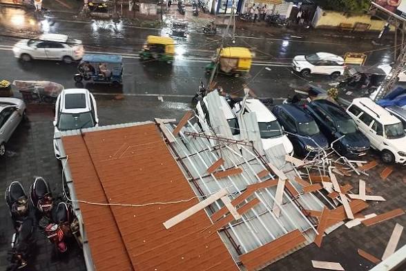 रांची में मौसम ने बदली करवट, तेज हवा में रूफटॉप का बड़ा शेड गिरा, कई गाड़ियां क्षतिग्रस्त Jharkhand Weather