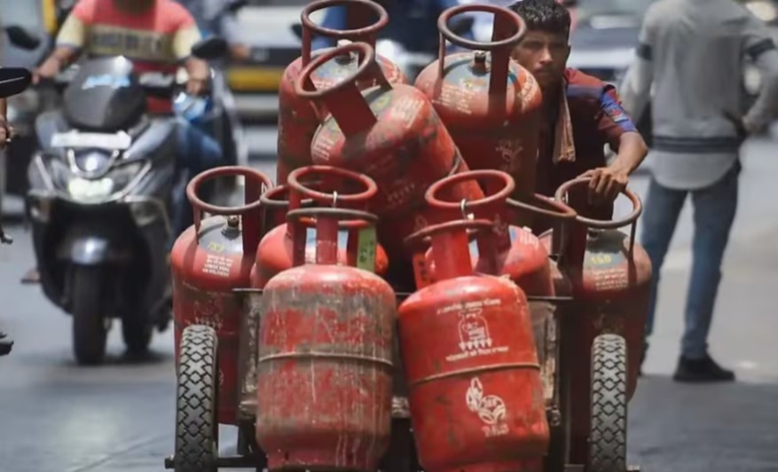 LPG सिलेंडर बुकिंग के नियम बदले, अब ज्यादा करना होगा इंतजार LPG Gas cylinder