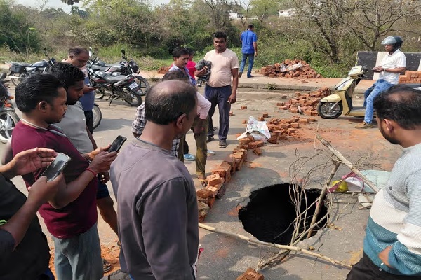 धनबाद की 8 लेन सड़क पर बना बड़ा गड्ढा, लोगों में डर का माहौल Large Pothole on the Road