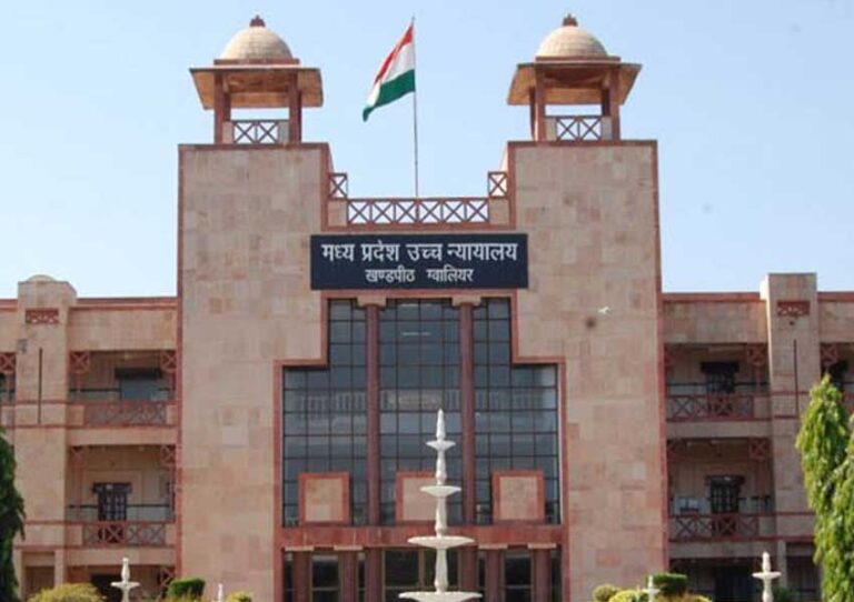 मध्य प्रदेश हाईकोर्ट में हंगामा, युवक ने जज से लगाई न्याय या इच्छा मृत्यु की गुहार