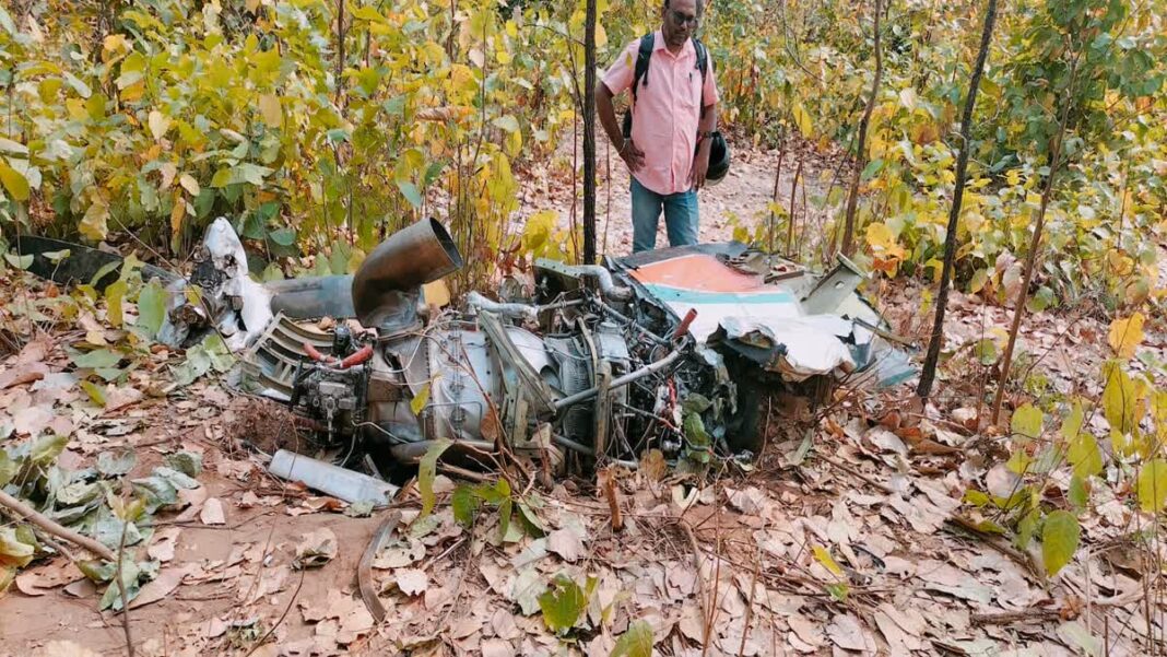 चतरा में एयर एंबुलेंस हादसे से जुड़ा बड़ा सुराग, 21 दिन बाद जंगल में मिला इंजन का हिस्सा Major Clue Related to the Air Ambulance Accident in Chatra