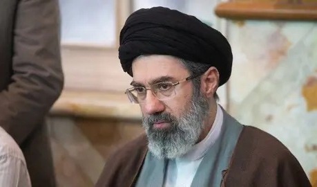 परमाणु बम की ओर बढ़ रहा ईरान? NPT से बाहर निकलने पर गंभीर विचार Mojtaba khamenei