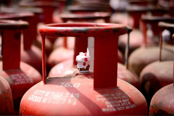 LPG बुकिंग नियमों में बदलाव की खबरें गलत, सरकार ने किया साफ – पर्याप्त है गैस का स्टॉक LPG