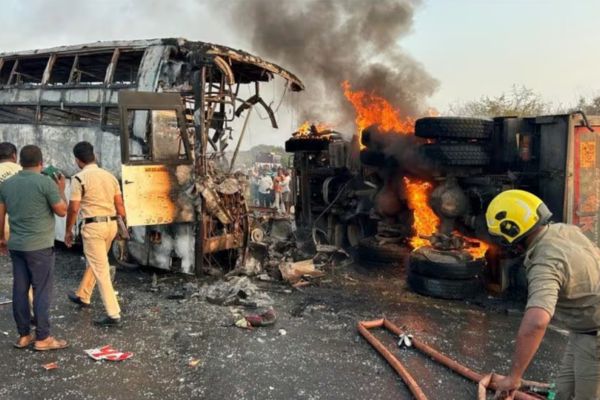 आंध्र प्रदेश में दर्दनाक बस हादसा : ट्रक से टक्कर के बाद लगी आग, 13 यात्रियों की मौत 13