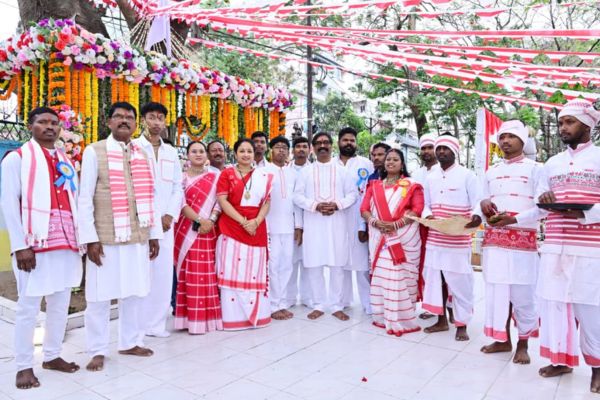 करमटोली में सरहुल महोत्सव में शामिल हुए CM हेमंत सोरेन, मांदर बजाकर बढ़ाया उत्साह CM