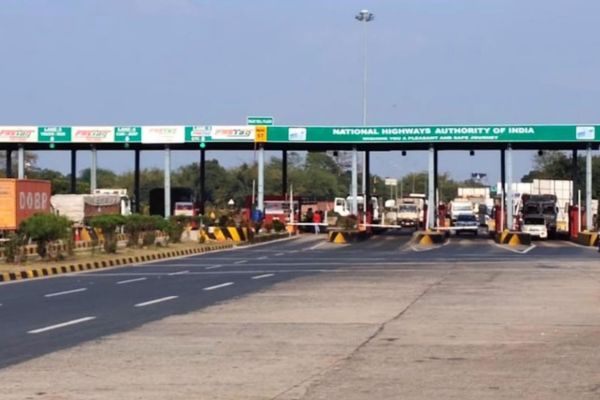 1 अप्रैल से टोल दरें बढ़ेंगी, हाईवे पर सफर होगा महंगा हाईवे