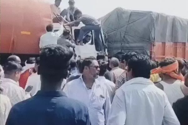 गिरिडीह में बेकाबू टैंकर ने मचाई तबाही, कई वाहन चपेट में, चालक गंभीर घायल टैंकर