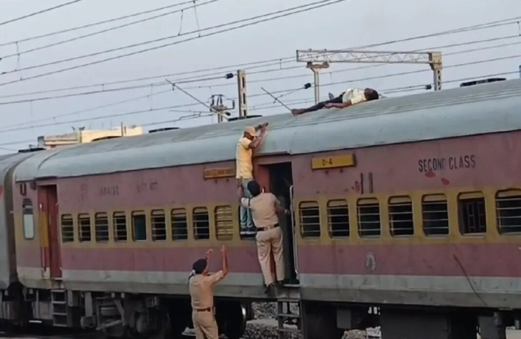 ट्रेन की छत पर चढ़ते ही युवक हाईटेंशन तार की चपेट में आया छत