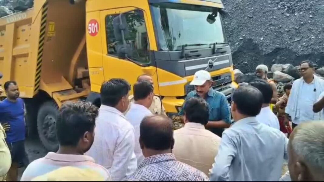 धनबाद में माइंस के खिलाफ ग्रामीणों का प्रदर्शन, काम ठप BCCL Mines Protest