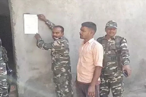 चतरा में फरार नक्सली के खिलाफ पुलिस की बड़ी कार्रवाई, सरेंडर की चेतावनी Chatra Naxal News