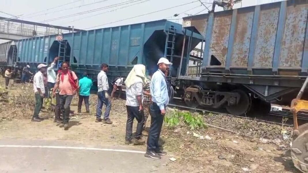 डुमरी बिहार स्टेशन के पास मालगाड़ी के 4 वैगन पटरी से उतरे, बड़ा हादसा टला Dhanbad Railway News