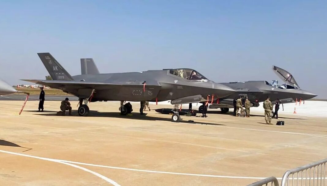 होर्मुज संकट के बीच अमेरिका की बड़ी कार्रवाई, 10 हजार कमांडो तैनात, ईरानी बंदरगाहों की नाकेबंदी Fighter jet F-35B