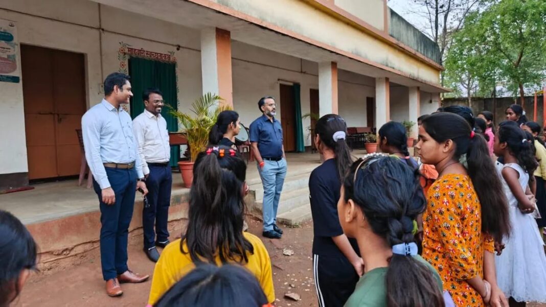 गिरिडीह में डीसी का औचक निरीक्षण, कस्तूरबा विद्यालय की व्यवस्थाओं का लिया जायजा Giridih News