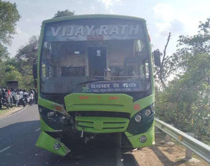 गिरिडीह में बस और बाइक की टक्कर, युवक गंभीर रूप से घायल Giridih Road Accident