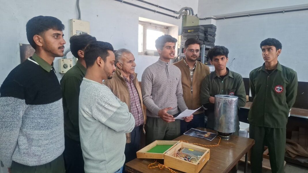 हिमाचल के छात्रों का कमाल : बिना पानी और केमिकल के आग बुझाने वाली तकनीक तैयार Himachal Students Innovation