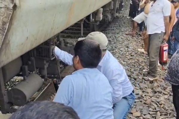 जामताड़ा में जयनगर-पुरी एक्सप्रेस के कोच से उठा धुआं, सभी यात्री सुरक्षित Jaynagar Puri Express