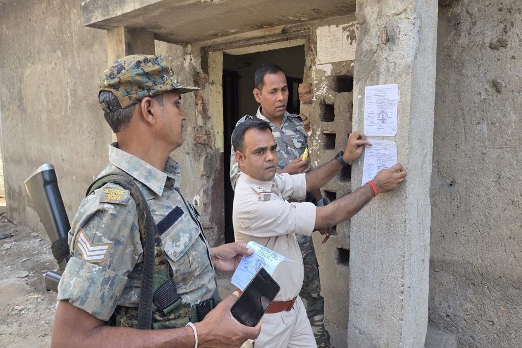 धनबाद पुलिस का बड़ा कदम, फरार प्रिंस खान के घर पर चिपकाया इश्तहार Jharkhand Crime News