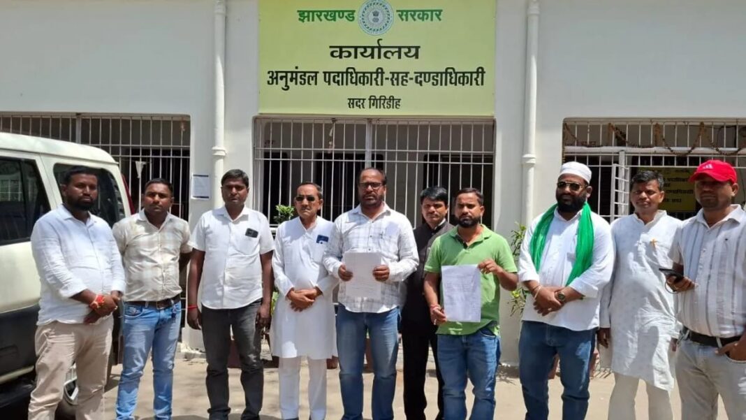 गिरिडीह में निजी स्कूलों की फीस वसूली के खिलाफ अभिभावकों का प्रदर्शन, प्रशासन से की शिकायत Private School Fees