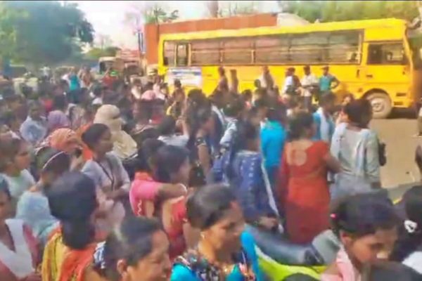 रांची में ओरिएंट क्राफ्ट फैक्ट्री के बाहर महिला कर्मियों का प्रदर्शन, दो महीने से वेतन नहीं मिलने से नाराजगी फैक्ट्री