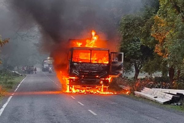 साहिबगंज में चलती हाइवा में लगी आग, चालक-खलासी ने कूदकर बचाई जान हाइवा