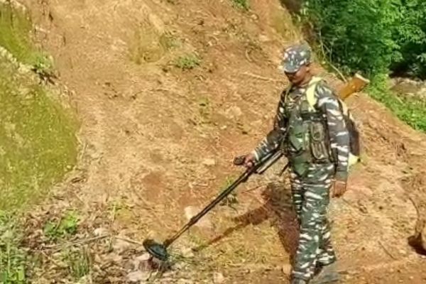 सारंडा में नक्सलियों का IED ब्लास्ट, कोबरा बटालियन का जवान घायल IED