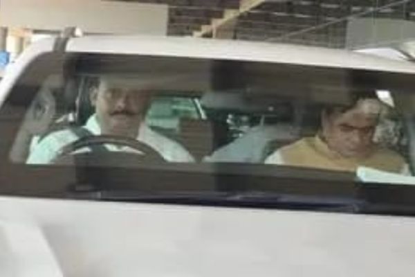 मतदान से पहले देवघर पहुंचे सीएम हिमंत बिस्वा सरमा, सत्संग आश्रम और बाबा बैद्यनाथ मंदिर में की पूजा सीएम