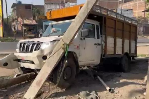 गिरिडीह में तेज रफ्तार पिकअप वैन हादसे का शिकार, बिजली पोल और पेड़ से टकराई पिकअप