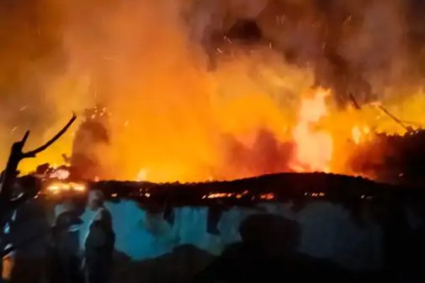 पलामू में अगरबत्ती से मकान में लगी आग, लाखों का नुकसान अगरबत्ती